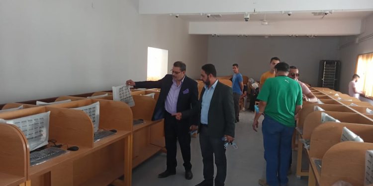نائب رئيس جامعة الأزهر يتفقد مراكز الاختبارات الإلكترونية