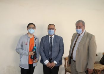 طلاب كلية طب الأزهر يحرصون على التقاط الصور التذكارية مع قيادات كليتهم