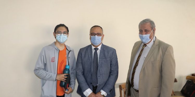 طلاب كلية طب الأزهر يحرصون على التقاط الصور التذكارية مع قيادات كليتهم