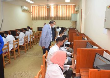 رئيس جامعة سوهاج يتفقد الاختبارات العملي لطلاب  الفني للتمريض 