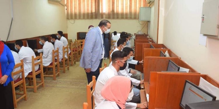 رئيس جامعة سوهاج يتفقد الاختبارات العملي لطلاب  الفني للتمريض