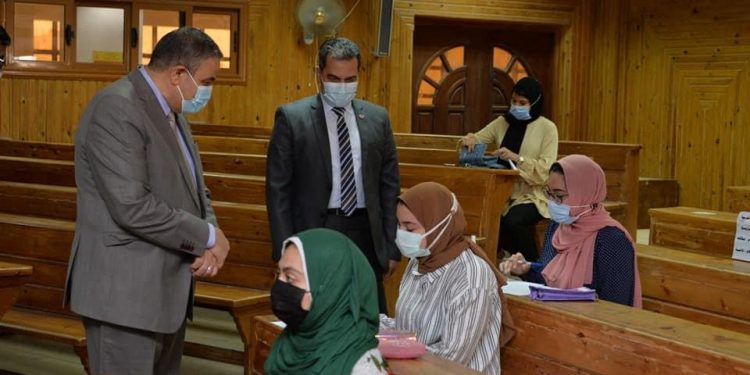 رئيس جامعة كفر الشيخ يتفقد الامتحانات ويشيد بتطبيق الإجراءات الاحترازية