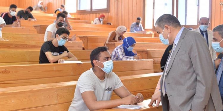 رئيس جامعة كفر الشيخ يتفقد الامتحانات ويشيد بتطبيق الإجراءات الاحترازية