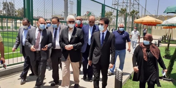 وفد من الاتحاد الرياضي للجامعات يتفقد ملاعب جامعة بنها