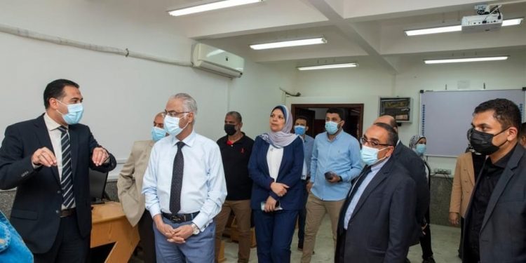 لجنة التحول الرقمي بوزارتي التعليم العالي والإتصالات تتفقد مركز الاختبارات الالكترونية بجامعة بورسعيد