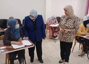 نائب رئيس جامعة قناة السويس تتفقد لجان الامتحانات