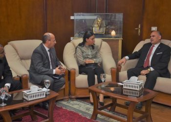 رئيس جامعة الأقصر يلتقي وفد الإمارات دبي الوطني لبحث التعاون المشترك