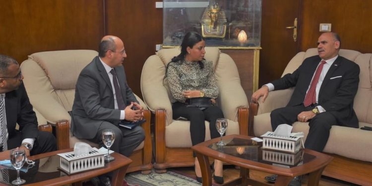 رئيس جامعة الأقصر يلتقي وفد الإمارات دبي الوطني لبحث التعاون المشترك