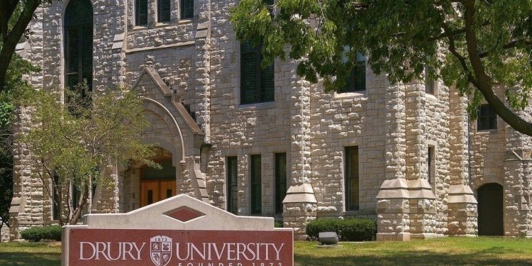 جامعة دروري الأمريكية تقدم منحة لطلاب البكالوريوس والماجستير