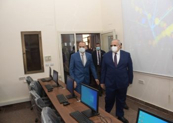 على رأسها أول معمل تفاعلي ذكي.. رئيس جامعة القاهر يفتتح تجديدات كلية التخطيط العمراني