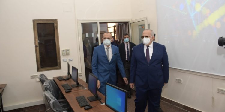 على رأسها أول معمل تفاعلي ذكي.. رئيس جامعة القاهر يفتتح تجديدات كلية التخطيط العمراني