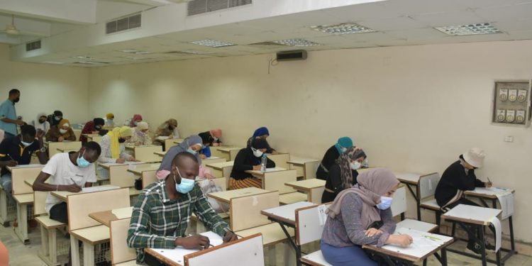 امتحانات جامعة القاهرة: الجمع بين نظامي الأونلاين والحضور وفقًا كلية واللوائح المعدلة