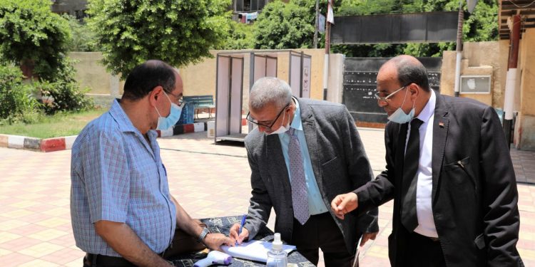 امتحانات الدبلومات الفنية 2021.. ضبط 5 تليفونات محمولة بحوزة الطلاب