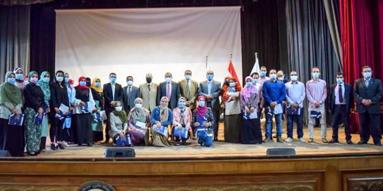 رئيس جامعة بنى سويف يكرم 27 باحثا فائزا.. تعرف على التفاصيل