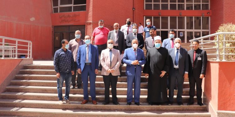 قيادات الأزهر تتفقد الأقسام الداخلية والعيادات الخارجية بمستشفى الحسين الجامعي
