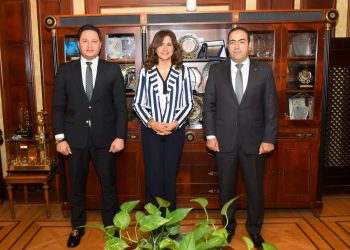 نبيلة مكرم مع لجنة الشباب والرياضة