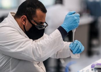 بمزيج من دوائين شهيرين.. باحثون يطورون علاج جديد للقضاء على كورونا