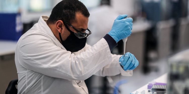 بمزيج من دوائين شهيرين.. باحثون يطورون علاج جديد للقضاء على كورونا