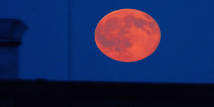 آخر قمر عملاق لهذا العام.. "قمر الفراولة" يزين سماء ليلة الخميس