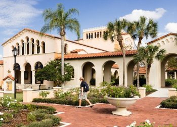 كلية رولينز الأمريكية تقدم منحة لطلاب البكالوريوس