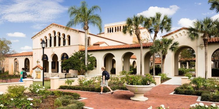 كلية رولينز الأمريكية تقدم منحة لطلاب البكالوريوس