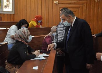 رئيس جامعة كفر الشيخ يتفقد الامتحانات في كليتي العلاج الطبيعي والتمريض