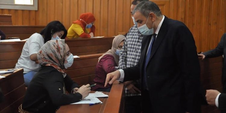 رئيس جامعة كفر الشيخ يتفقد الامتحانات في كليتي العلاج الطبيعي والتمريض