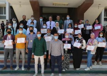 تكريم الطلاب المتميزين في الانشطة الطلابية في تربية المنيا