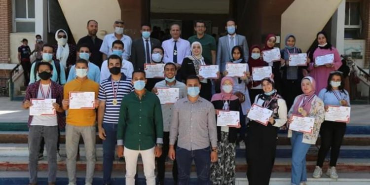تكريم الطلاب المتميزين في الانشطة الطلابية في تربية المنيا
