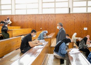 جولة لرئيس جامعة السويس في لجان كلية التجارة