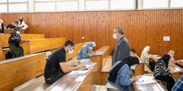 جولة لرئيس جامعة السويس في لجان كلية التجارة