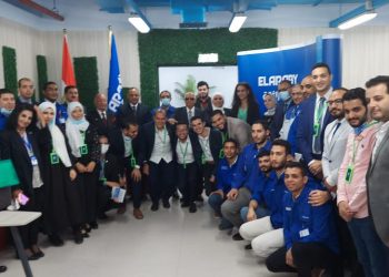 البحث العلمي تحتفل بتصنيع أول "آلة ذكية لبيع الخضروات والفواكه" صناعة مصرية  