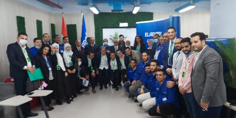 البحث العلمي تحتفل بتصنيع أول "آلة ذكية لبيع الخضروات والفواكه" صناعة مصرية  