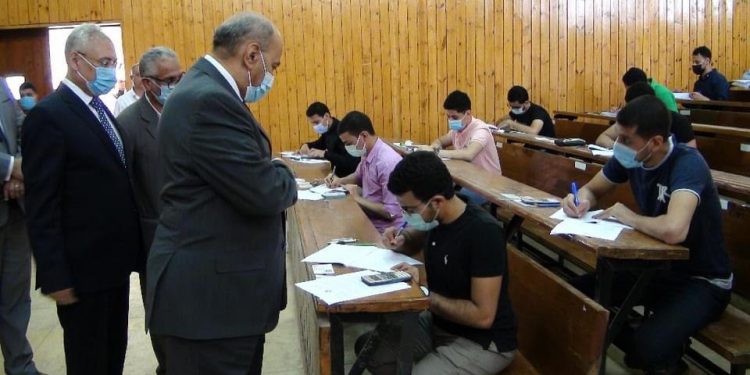 رئيس جامعة المنيا يتفقد لجان الامتحانات بكليتي "الهندسة" و "طب الأسنان"