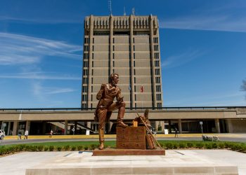 جامعة بروك تقدم منحة لطلاب البكالوريوس في كندا