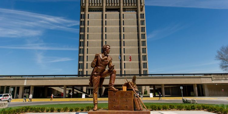 جامعة بروك تقدم منحة لطلاب البكالوريوس في كندا