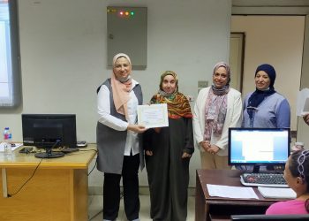 عميدة "ألسن عين شمس" تكرم المشاركين في دورة تدريبية لاستخدامات مايكروسوفت
