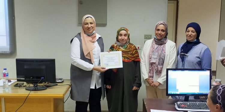 عميدة "ألسن عين شمس" تكرم المشاركين في دورة تدريبية لاستخدامات مايكروسوفت