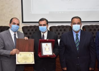 "علوم عين شمس" تكرم علماءها بعد الفوز بجوائز الجامعة التقديرية