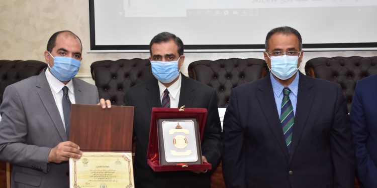 "علوم عين شمس" تكرم علماءها بعد الفوز بجوائز الجامعة التقديرية