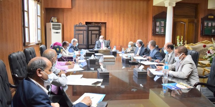 جامعة بني سويف تناقش آليات ومعايير نقل وندب أعضاء هيئة التدريس