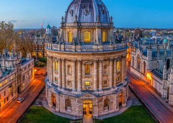 جامعتا كامبريدج و أكسفورد يساعدون الطلاب على تحسين مهارة الكتابة من خلال هذه البرامج