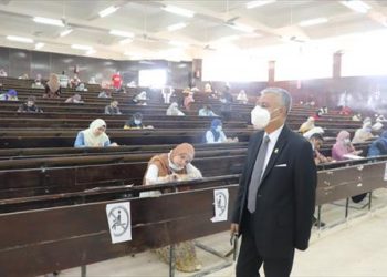 رئيس جامعة جنوب الوادي يتفقد امتحانات الدراسات العليا