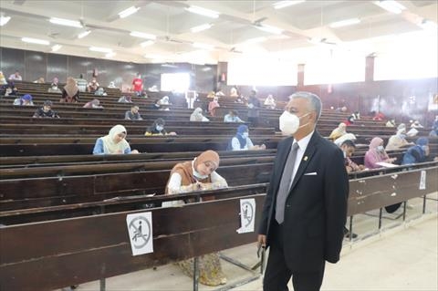 رئيس جامعة جنوب الوادي يتفقد امتحانات الدراسات العليا