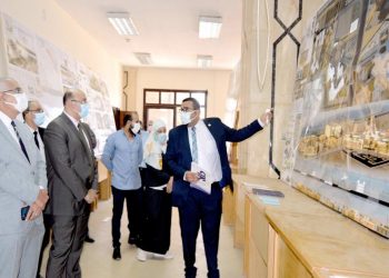 رئيس جامعة المنصورة يتفقد معرض مشروعات تخرج الدفعة الثالثة بكلية الفنون الجميلة