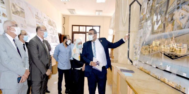 رئيس جامعة المنصورة يتفقد معرض مشروعات تخرج الدفعة الثالثة بكلية الفنون الجميلة
