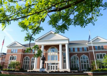 سنتر كوليدج الأمريكية تقدم منحة لطلاب البكالوريوس