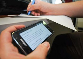 إخفاء الهواتف في الأحذية وساعات وأقلام بكاميرا.. حيل غريبة للغش في الثانوية العامة