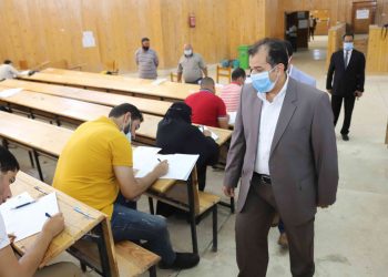 رئيس جامعة جنوب الوادي يتفقد امتحانات الدراسات العليا بكلية الحقوق