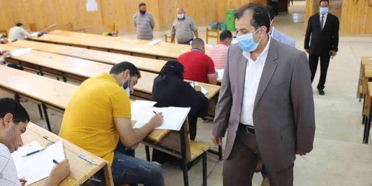 رئيس جامعة جنوب الوادي يتفقد امتحانات الدراسات العليا بكلية الحقوق